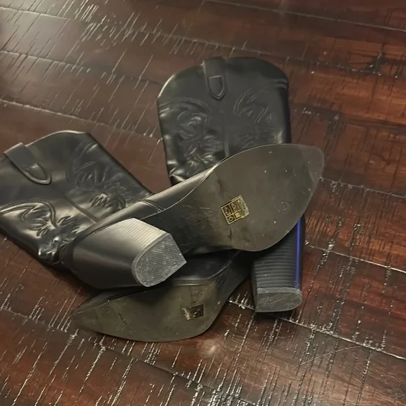 Black Heeled Boots with Chunky Heel and Western Design - Picture 3 of 4